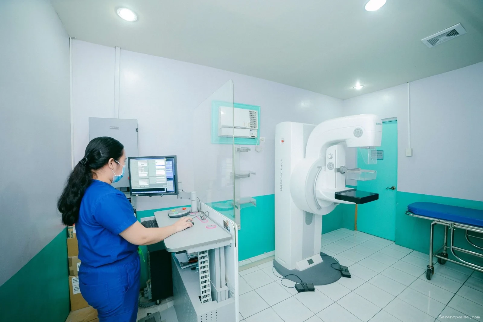 Appareil de mammographie dans un cabinet de gynécologie