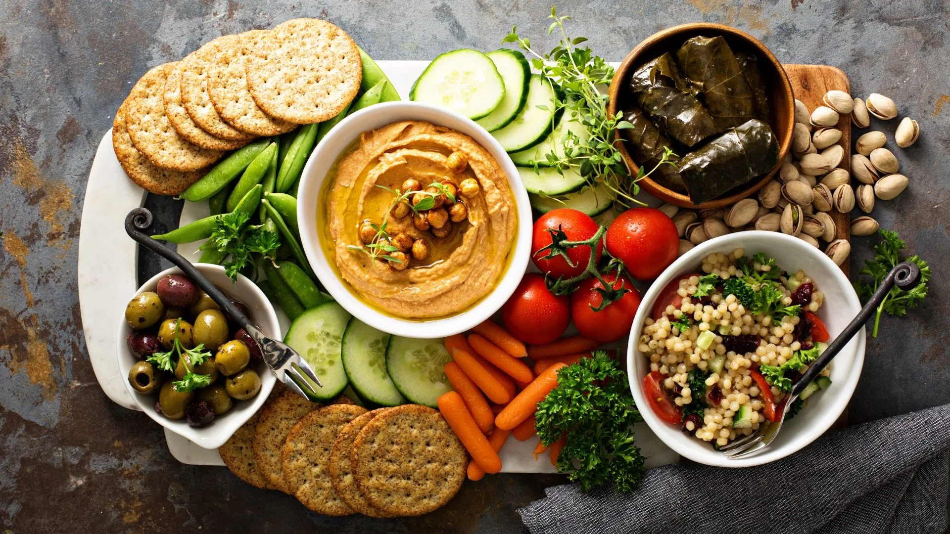 Assiette équilibrée régime ménopause avec protéines maigres et légumes frais