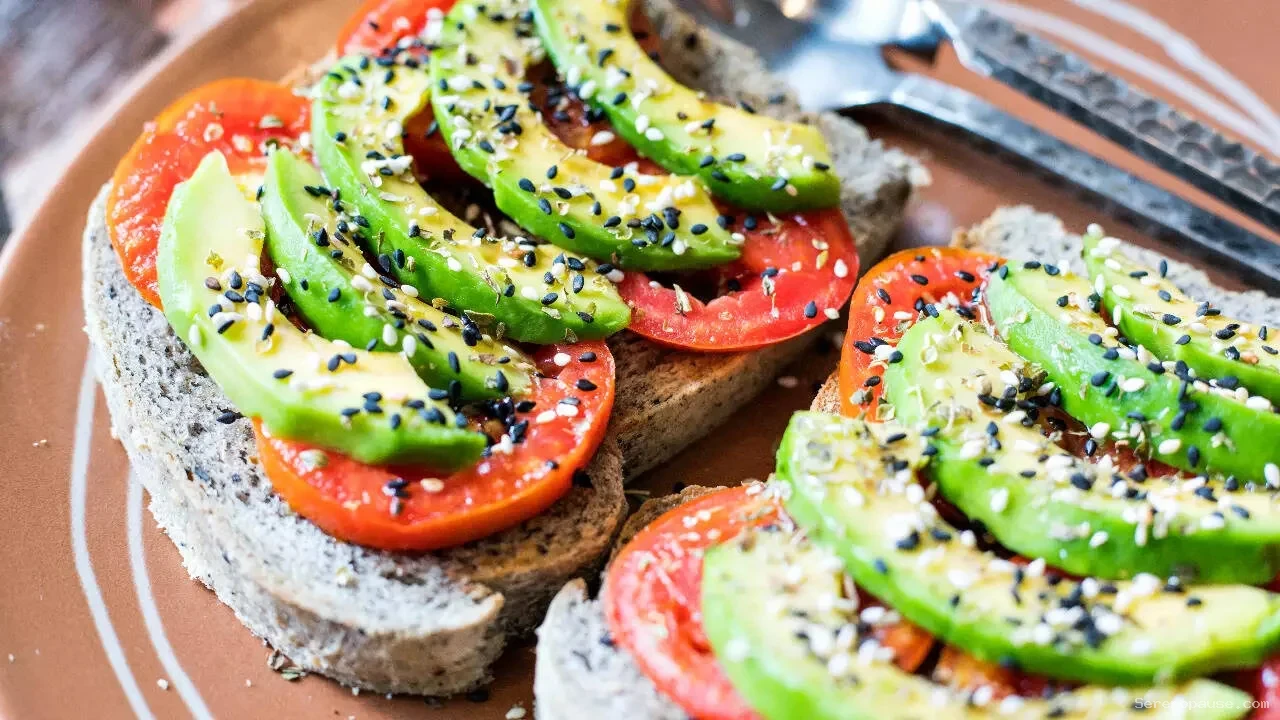 Bol de petit-déjeuner sain avec chia, avoine et avocat pour brûler les graisses.
