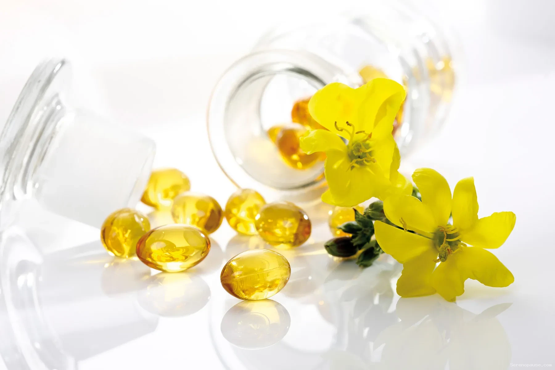 Capsules dorées d'huile d'onagre pour une cure de compléments alimentaires ménopause.