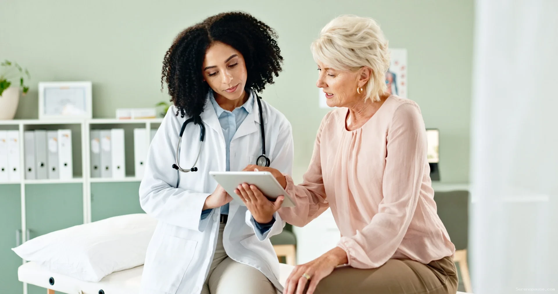 Consultation médicale pour identifier le stade et la durée de la ménopause chez une femme.