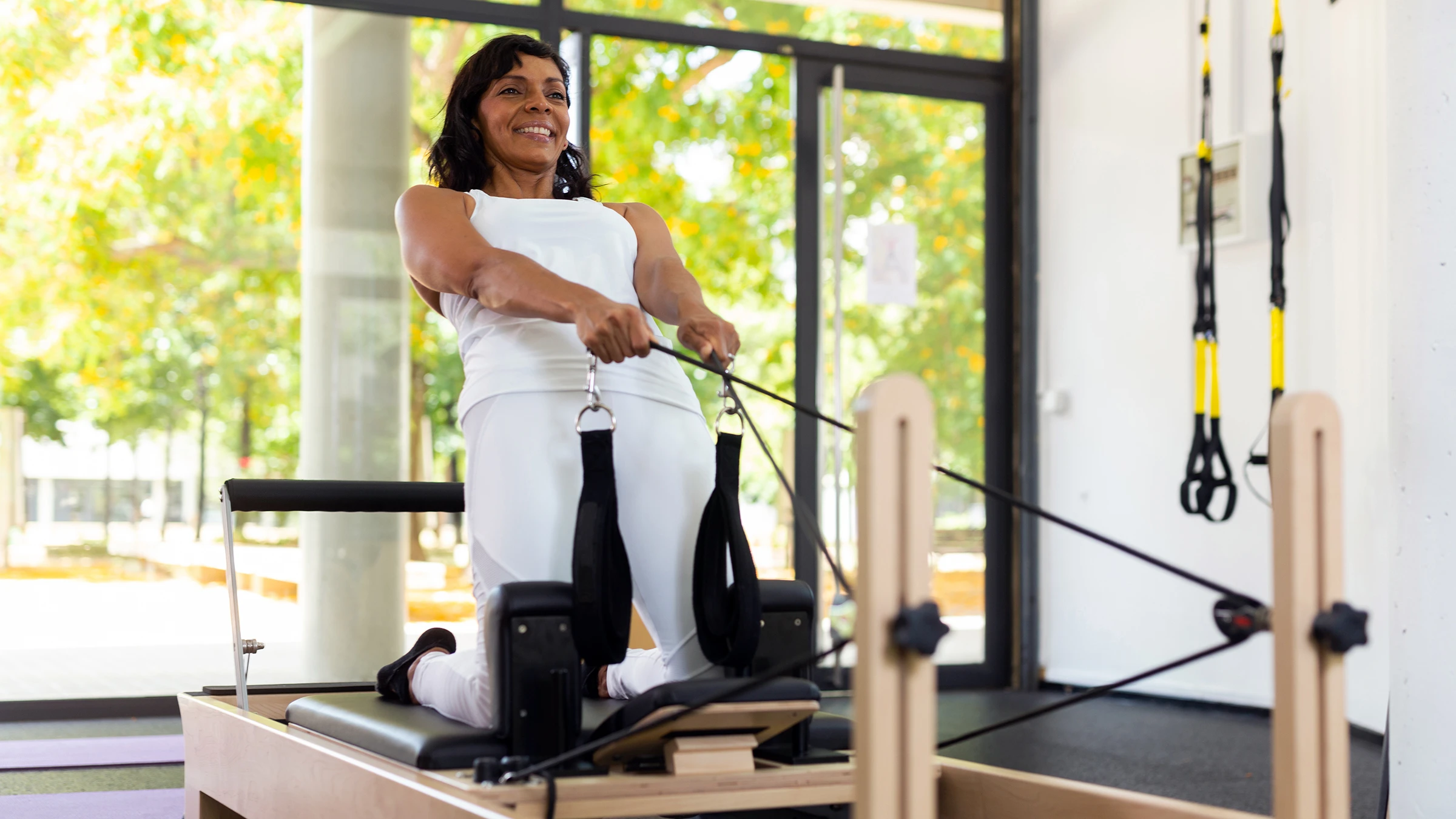 Femme de 50 ans pratiquant le renforcement musculaire à la ménopause