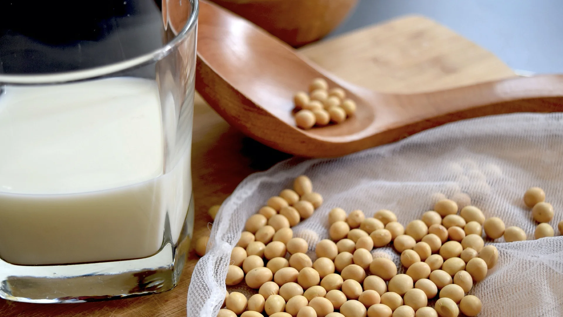Femme ménopausée active buvant du lait de soja pour renforcer ses os et son cœur