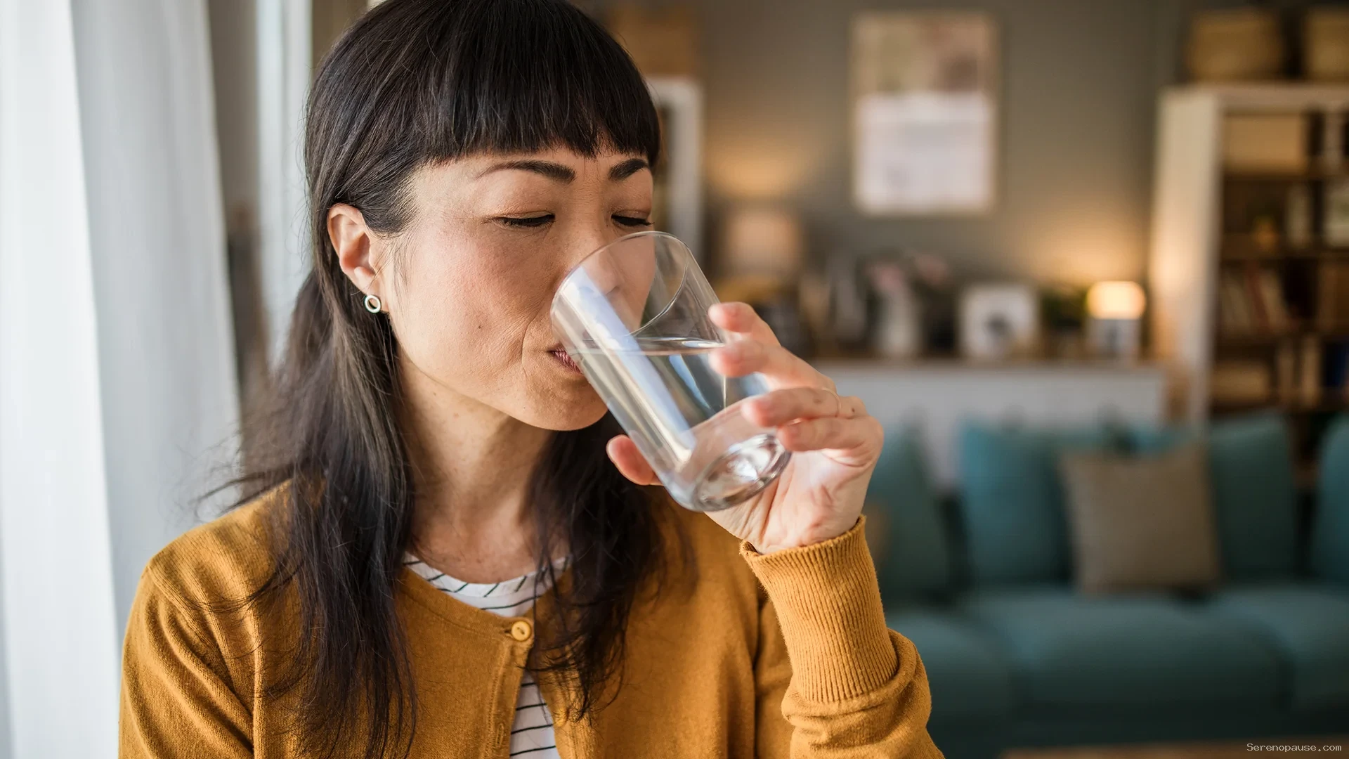 Femme s'hydratant pour favoriser la perte de poids à la ménopause