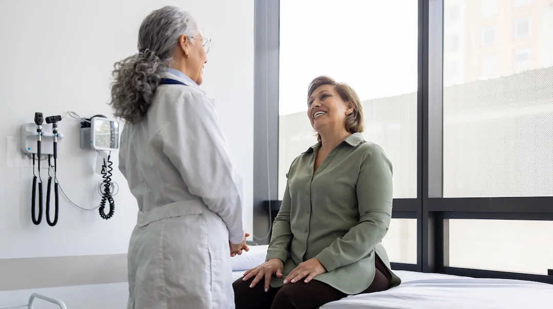 Patiente discutant de l'arrêt de son traitement hormonal avec son médecin