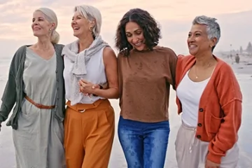 Groupe de femmes actives marchant ensemble sur la plage