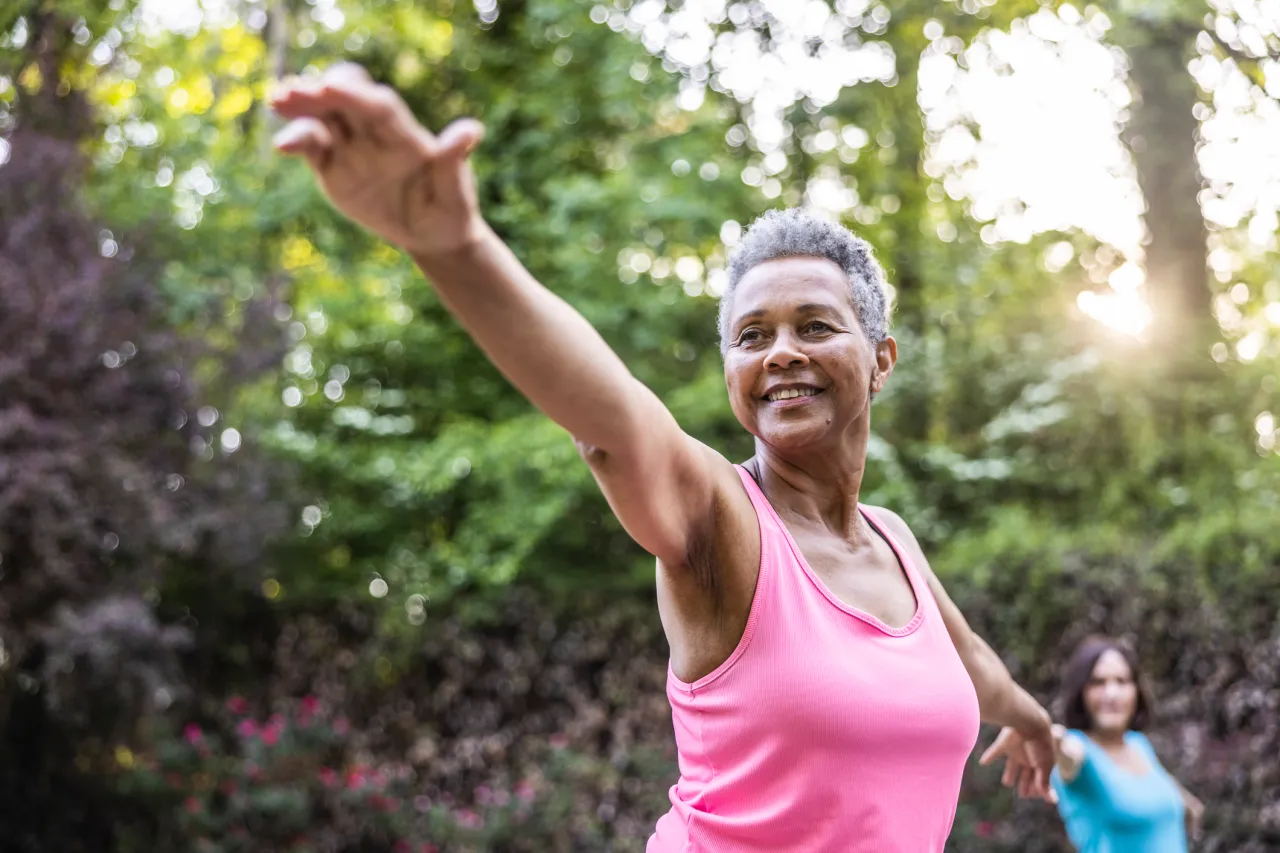 Femmes pratiquant le yoga et le renforcement musculaire pour cibler la sangle abdominale
