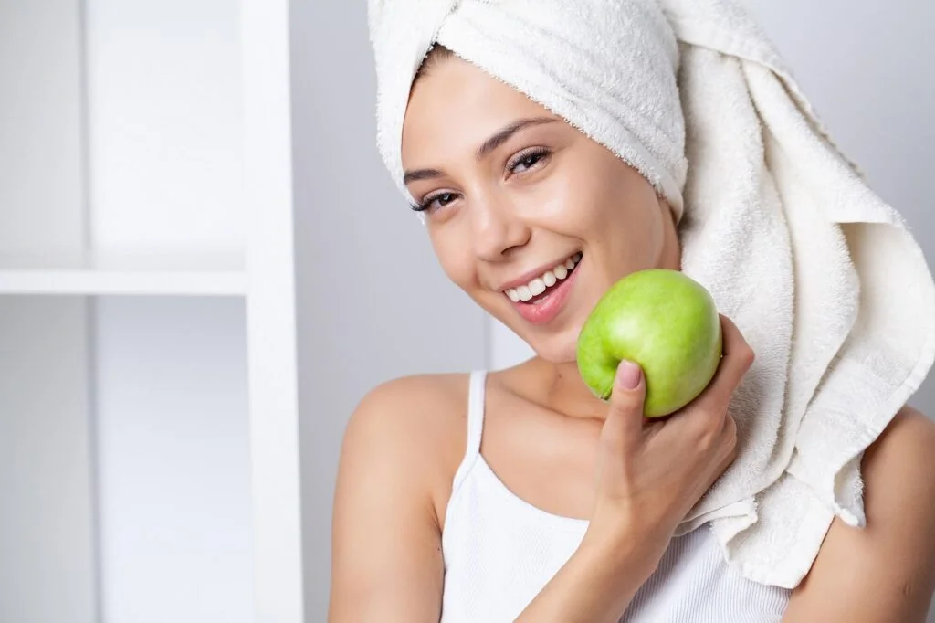 Alimentation saine et colorée pour traiter l'acné de la ménopause