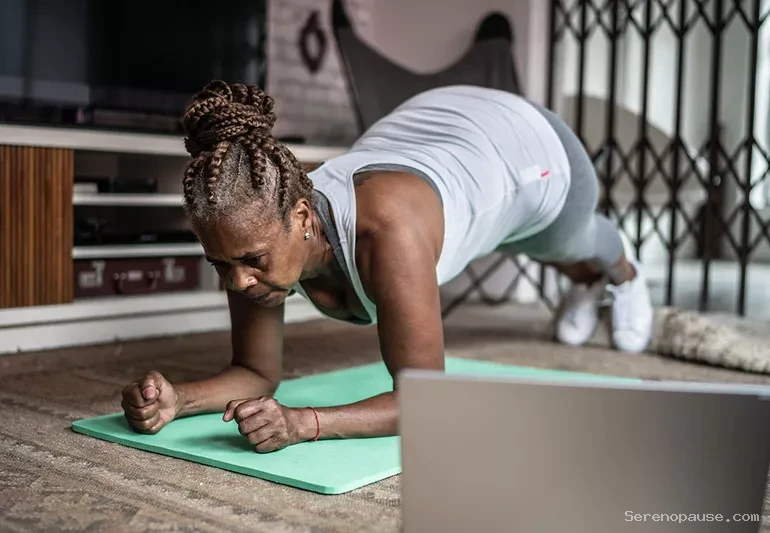 Femme pratiquant le Pilates à domicile pour renforcer sa sangle abdominale à la ménopause