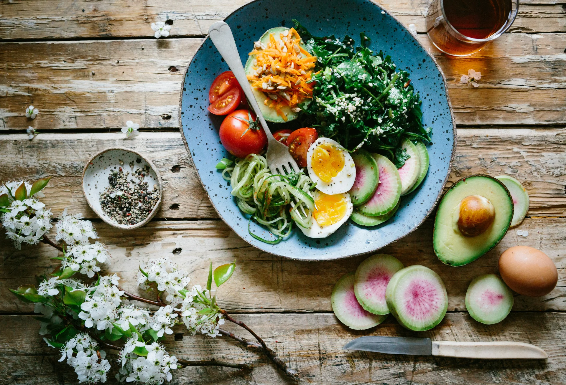 Repas équilibré type méditerranéen avec avocat et légumes