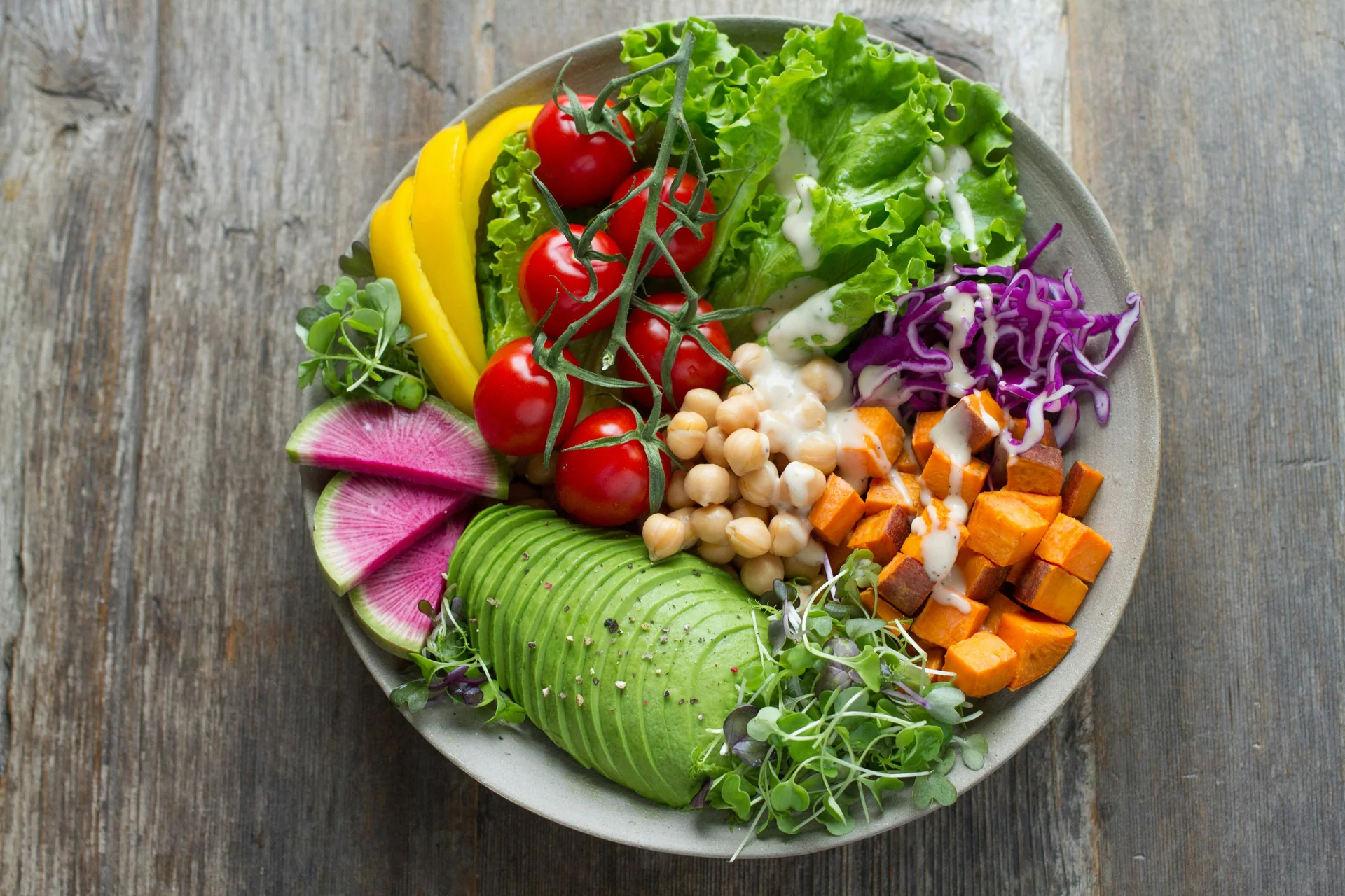 Assiette saine riche en protéines et légumes pour accompagner une cure de compléments alimentaires minceur à la ménopause