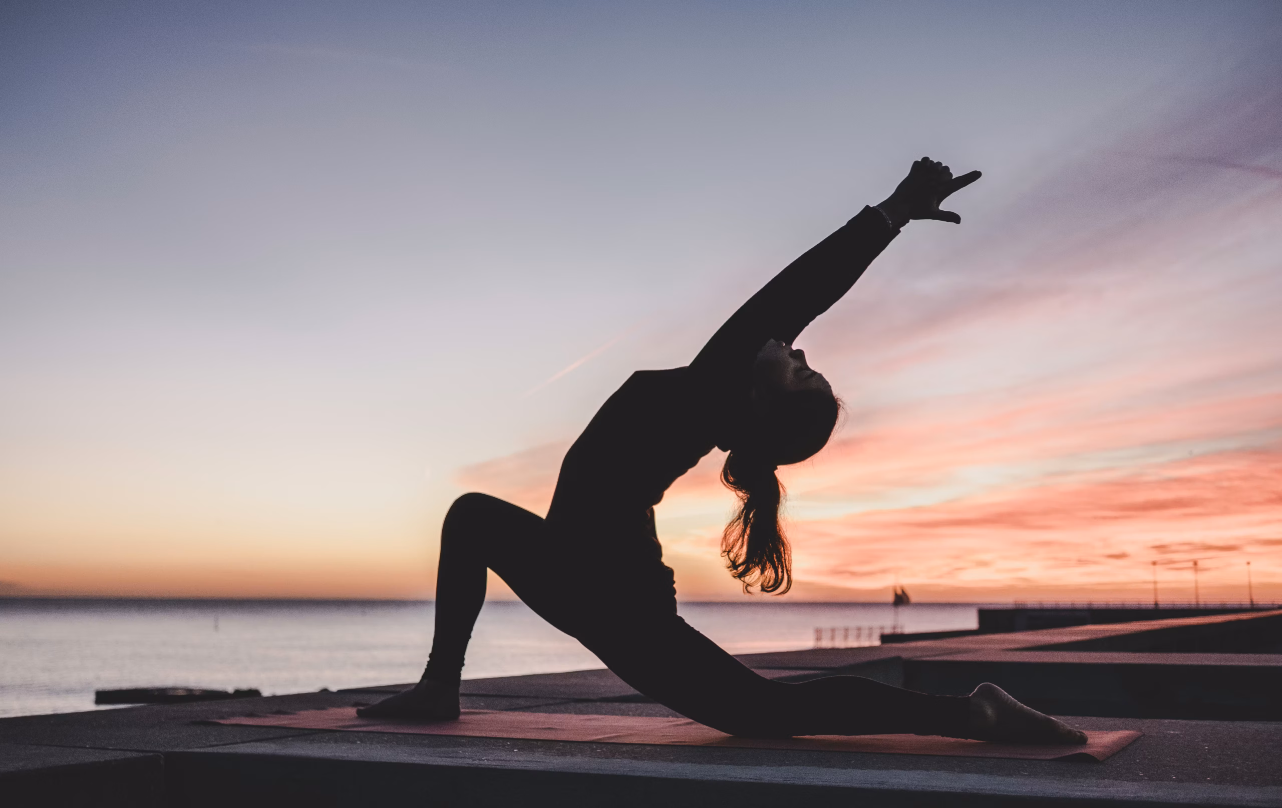 Femme de 50 ans pratiquant le yoga pour soulager ses douleurs intestinales
