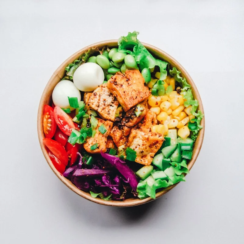 Plat de tofu et légumes sains pour équilibrer les hormones
