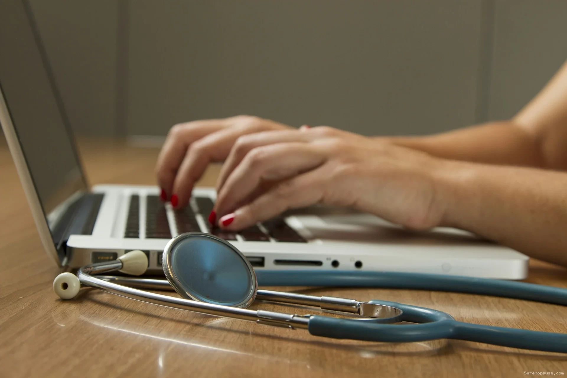 Patiente en consultation discutant de la ménopause et de l'homéopathie avec son médecin