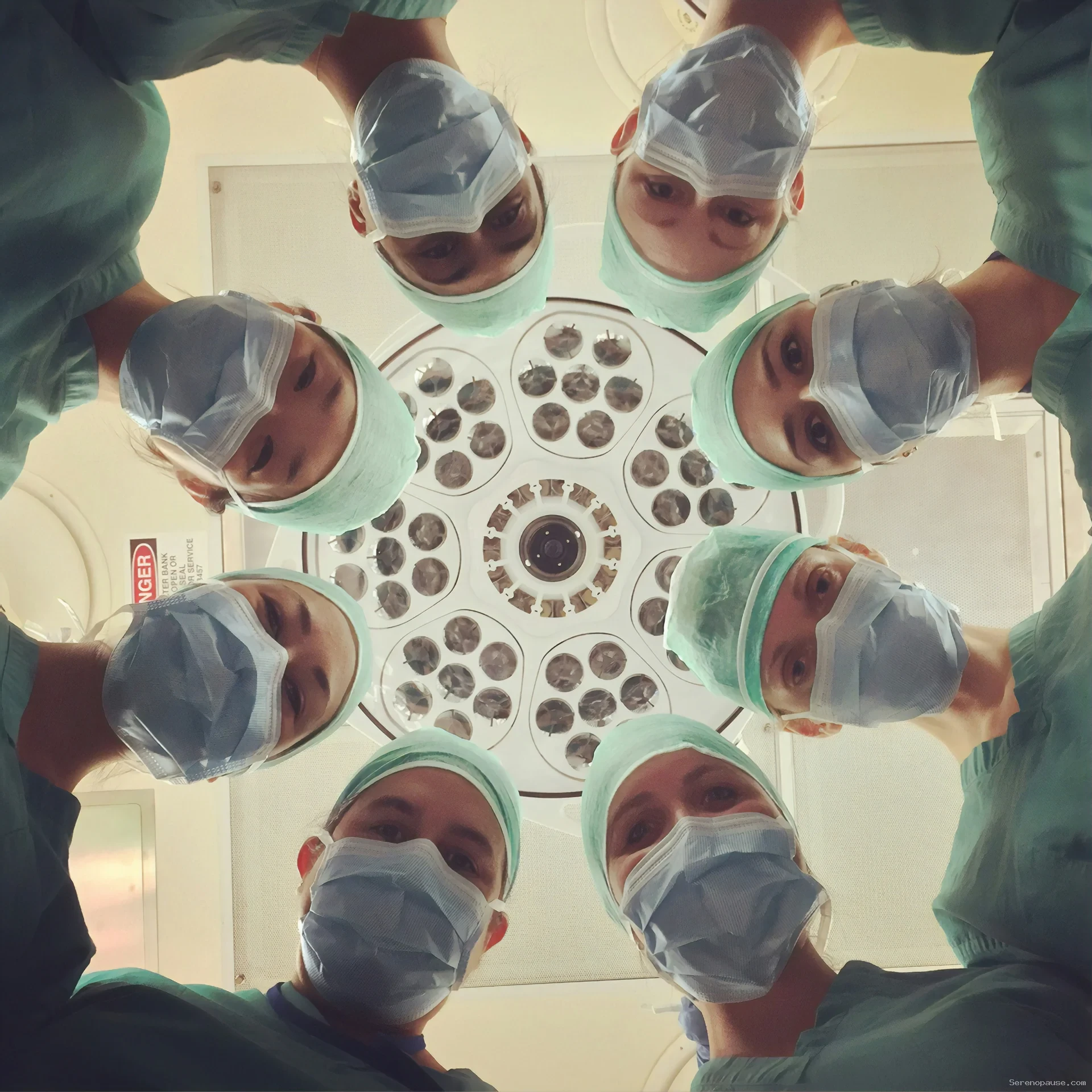 Médecin expliquant le traitement hormonal ménopause à une patiente