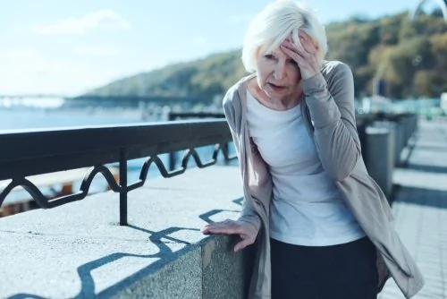 Patiente discutant de ses vertiges avec un professionnel de santé