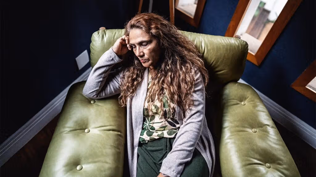 Femme fatiguée gérant les effets secondaires de l'arrêt brutal de son THS